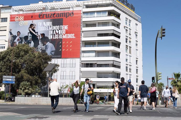 Cruzcampo comienza su campaña de Feria 2023 con una gran lona publicitaria en Plaza de Cuba