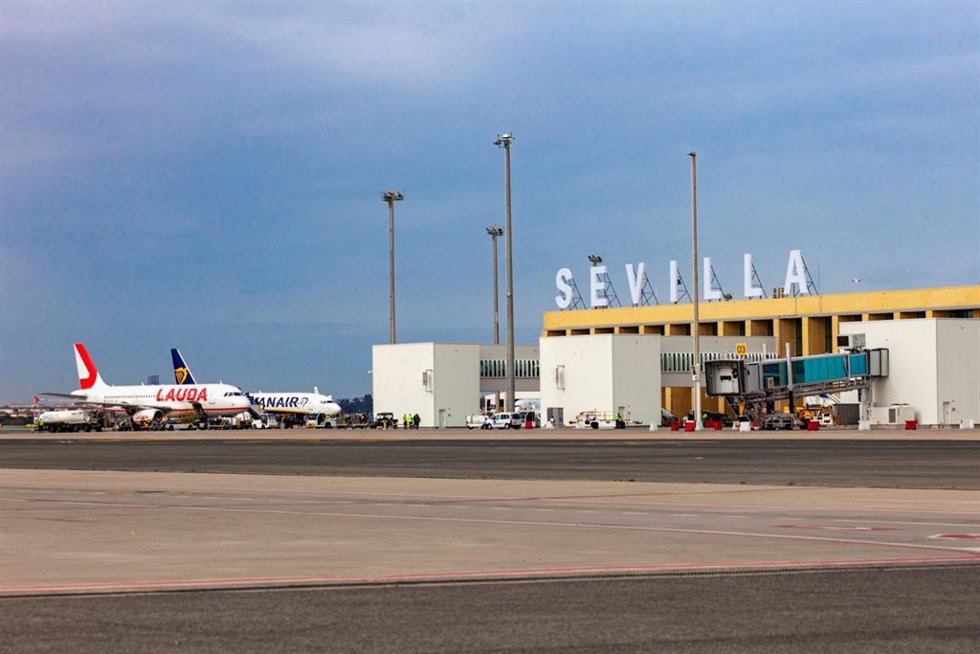 Archivo - Fachada sur del Aeropouerto de Sevilla.