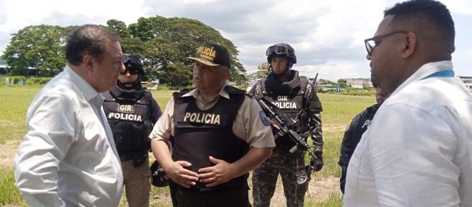 El ministro del Interior de Ecuador, Juan Zapata, con la Policía en Esmeraldas