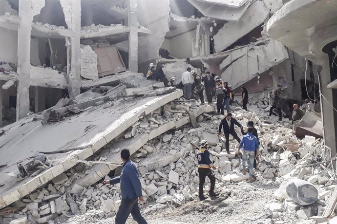 Archivo - Imagen de archivo de un edificio bombardeado por filiales de Al Qaeda en Yisr al Shughur, Siria