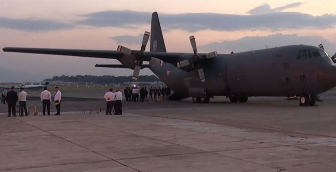 Un avión de la fuerza aérea mexicana repatria los cuerpos de los guatemaltecos fallecidos en el incendio de un centro de migrantes en Ciudad Juárez
