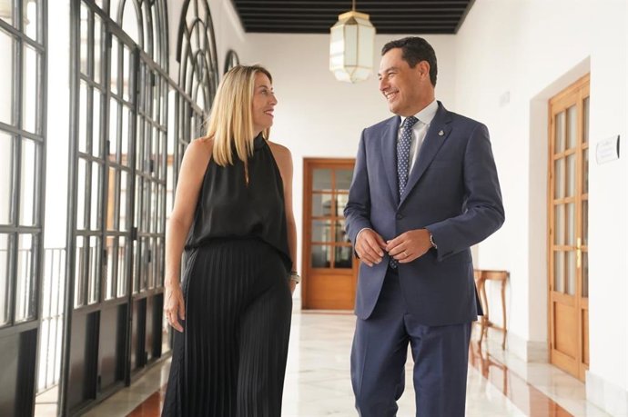 Archivo - La presidenta del PP de Extremadura, María Guardiola, en un encuentro con Juanma Moreno, en una foto de archivo