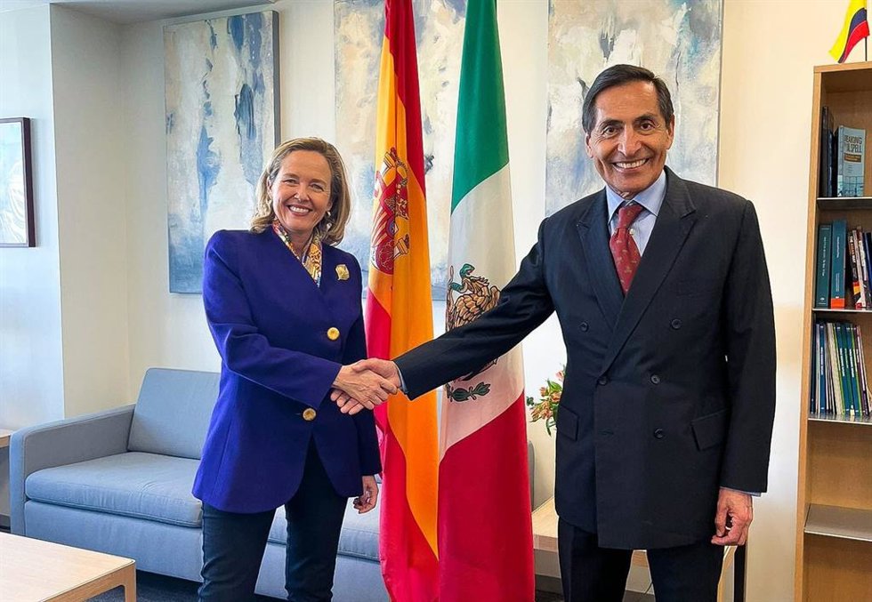 La vicepresidenta primera del Gobierno y ministra de Asuntos Económicos y Transformación Digital, Nadia Calviño, y el ministro de Hacienda Y Crédito Público de México, Rogelio Ramírez.