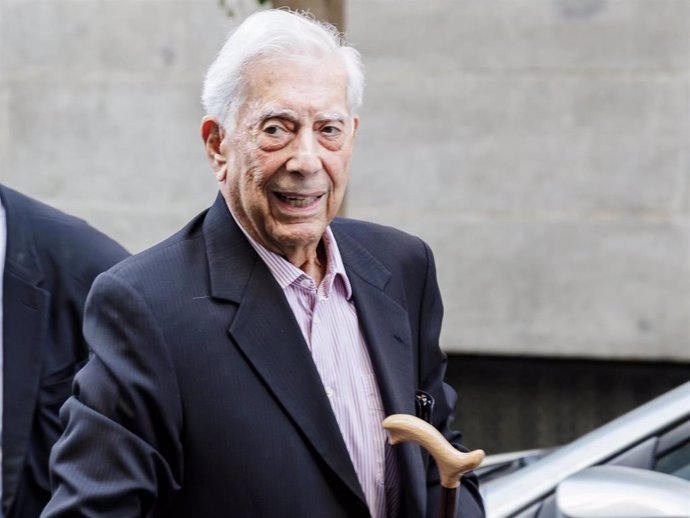 Mario Vargas Llosa a su llegada al ciclo 'El fuego de la imaginación', en el Instituto Cervantes