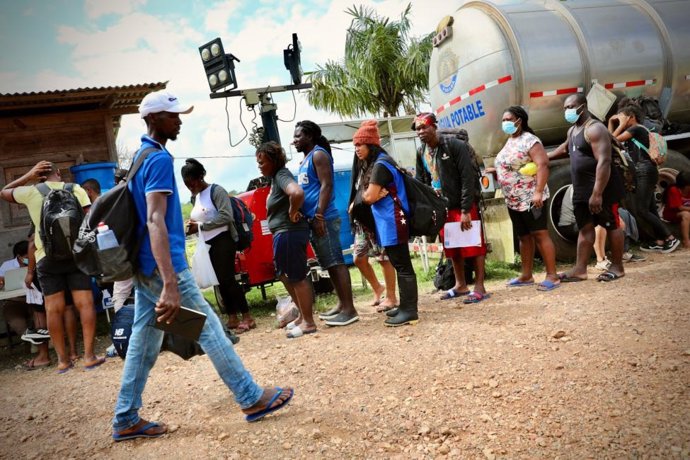 Archivo - Imagen de archivo de migrantes de todo el mundo que llegan a Lajas Blancas después de desafiar el peligroso Tapón del Darién