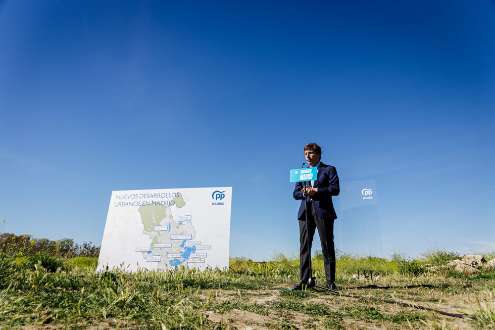 El alcalde de Madrid y candidato a la reelección, José Luis Martínez-Almeida, interviene durante su visita a los terrenos de la antigua cárcel de Carabanchel, a 12 de abril de 2023, en Madrid, (España).