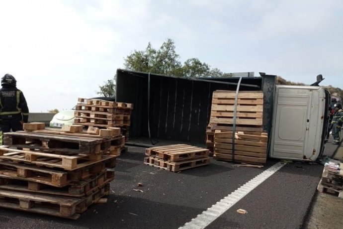 Camión volcado a su paso por La Orotava (Tenerife)