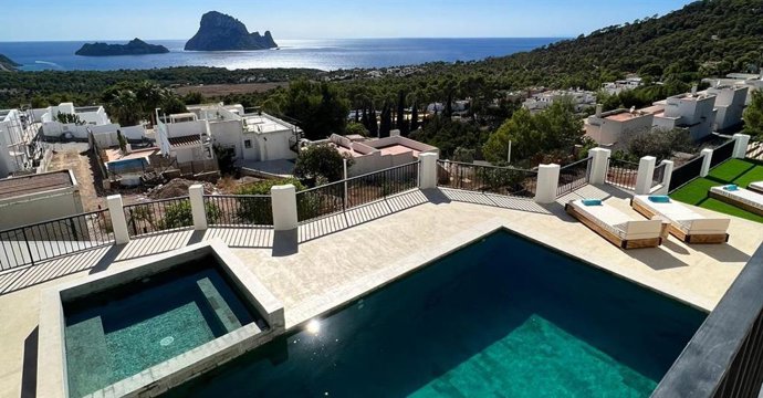 Vistas al mar desde una villa en Sant Josep de sa Talaia (Ibiza).