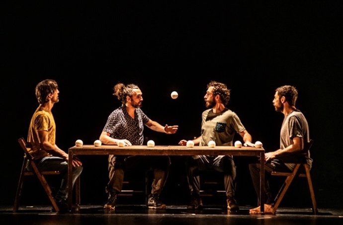 Representación de 'Suspensión', el circo contemporáneo, que llega este domingo al Auditorio Ciudad de León.