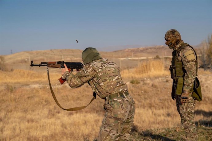 Archivo - Un campamento de entrenamiento para voluntarios que quieran sumarse al Ejército de Armenia 