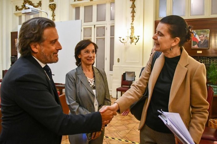 El presidente del Parlamento de Canarias, Gustavo Matos, conversa con la presidenta de la comisión redactora de la nueva Constitución de Chile, Verónica Undurraga