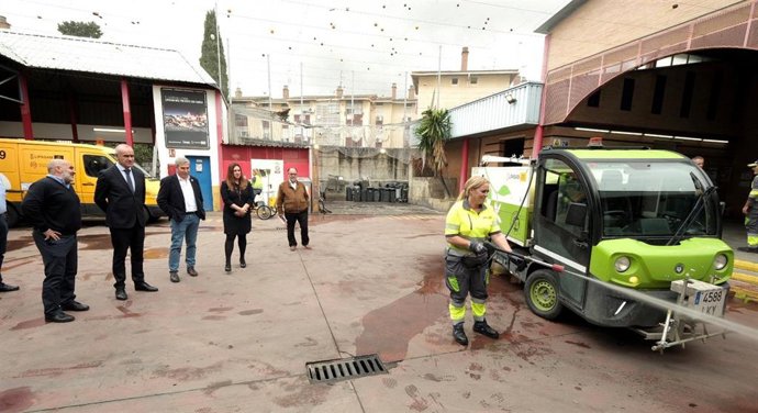Archivo - Nuevos equipos de limpieza presentados por el alcalde de Sevilla, Antonio Muñoz. 