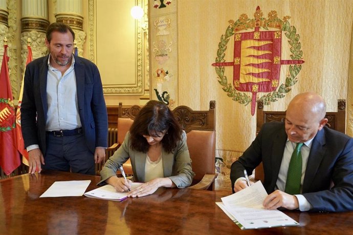 Ana Redondo y Fernando Ríos firman el acuerdo de patrocinio de la Semninci en presencia del alcalde.