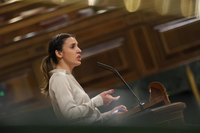 La ministra de Igualdad, Irene Montero, interviene durante una sesión plenaria, en el Congreso de los Diputados, a 29 de marzo de 2023, en Madrid (España). 
