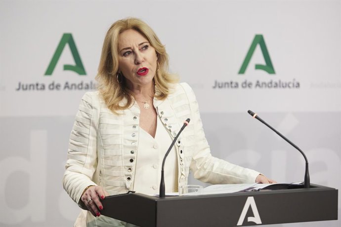 La consejera de Economía y Hacienda de la Junta de Andalucía, Carolina España, atiende a los medios de comunicación durante la rueda de prensa posterior a la reunión semanal del Consejo de Gobierno de la Junta de Andalucía en el Palacio de San Telmo, a 