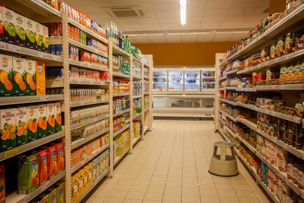 Archivo - Un pasillo de un supermercado de Madrid (España).