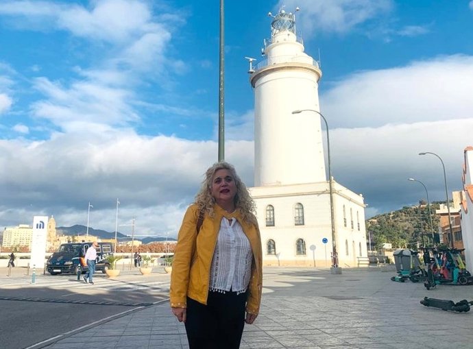 Remedios Ramos, coordinadora local de Izquierda Unida Málaga y concejala en el Ayuntamiento de Málaga, en el dique de Levante
