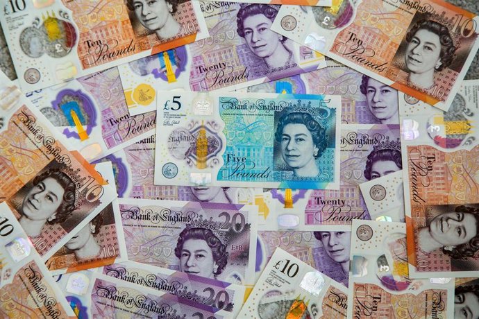 Archivo - Billetes de libra con la imagen de Isabel II