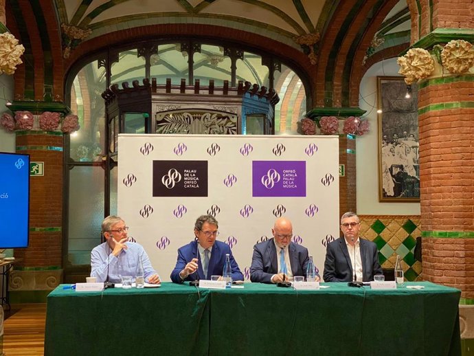 El principal director invitado del Palau de la Música, Simon Halsey; el presidente del Orfeó Catal-Palau de la Música, Joaquim Uriach; el director del Palau, Joan Oller, y el director del Orfeó Catal, Cor Jove y Escola Coral, Pablo Larraz