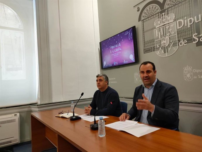 El diputado de Cultura, David Mingo (d), junto al director de Civitas Animación Teatral, Manuel González (i), en la presentación del festival Provincia a Escena en Salamanca