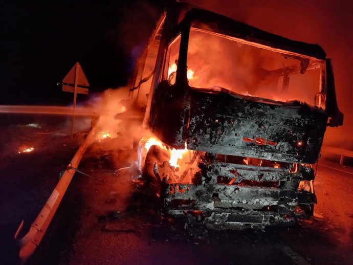 El camión afectado por el incendio que quedó totalmente calcinado.