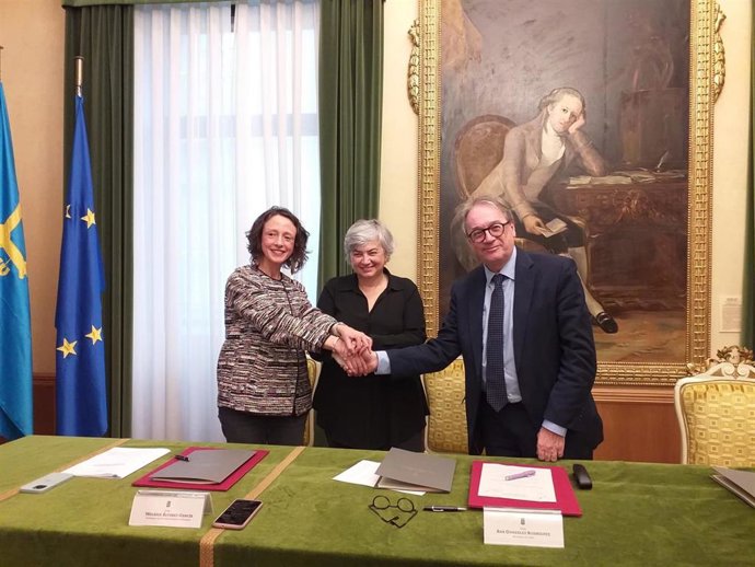 La alcaldesa de Gijón, Ana González (centro), la consejera de Derechos Sociales y Bienestar del Principado, Melania Álvarez, y el director general de la fundación 'la Caixa', Marc Simón, firman el convenio para el programa 'Caixa Pro Infancia'