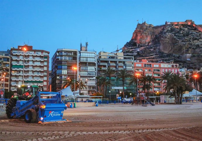 Archivo - Limpieza de la playa del Postiguet de Alicante.