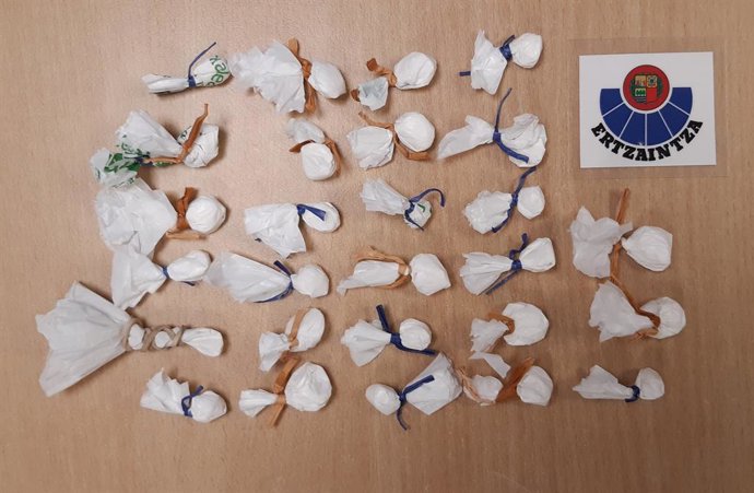 Atxilotuari aurkituriko kokaina dosiak