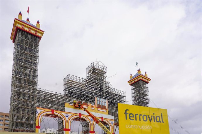 Archivo - Trabajadores en tarea de montaje de la portada de  la Feria de Abril del 2023