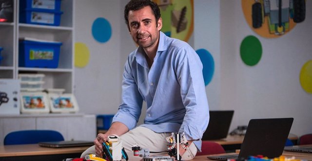 El fundador de Robots in Action, Borja Templado, negocio iniciado con el apoyo de MicroBank.