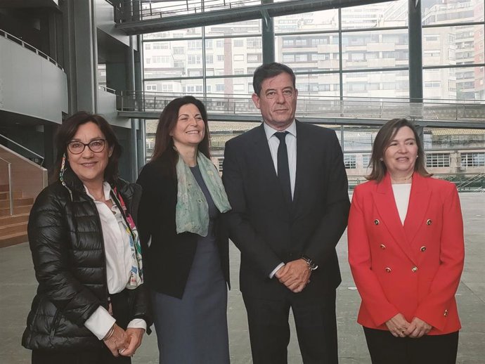 La subdelegada del Gobierno en Pontevedra, Maica Larriba; la secretaria general de Investigación, Raquel Yotti; el delegado del Gobierno en Galicia, José Ramón Gómez Besteiro; y la secretaria general de Pesca, Isabel Artime.