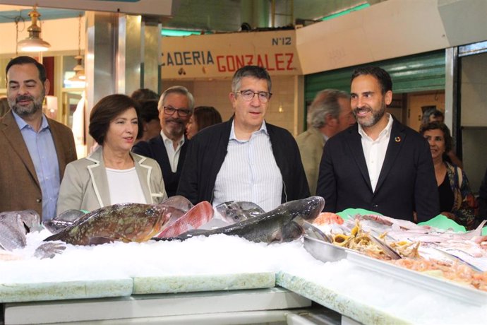 El portavoz del GPS en el Congreso, Patxi López, el secretario general del PSOE de Málaga, Daniel Pérez, y la candidata socialista a la Alcaldía, Carmen Segura, en el mercado de Fuengirola