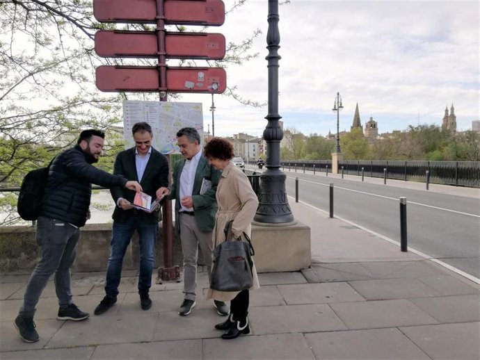Escobar, junto a otros responsables 'populares', junto al Fielato del Puente de Piedra de Logroño.