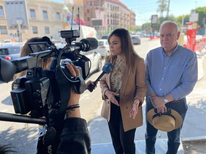 La portavoz del PP en Murcia, Rebeca Pérez, ifrece declaraciones a los medios de comunicación junto al concejal Eduardo Martínez-Oliva