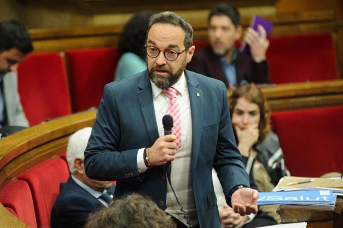El conseller de Territorio, Juli Fernndez, durante la sesión de control.