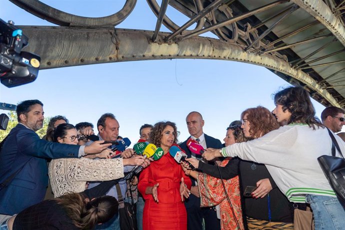 La ministra de Hacienda y Función Pública, María Jesús Montero, en la atención a medios en Sevilla este miércoles 12 de abril de 2023.