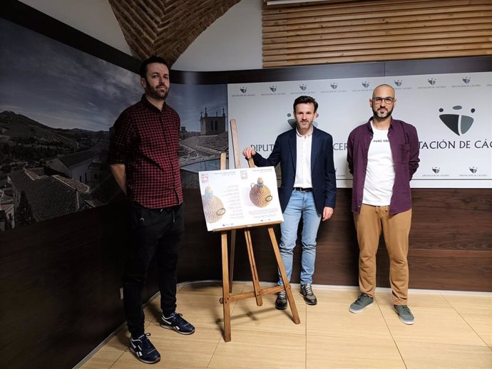 Luis Germán Vicente, Fernando Grande y Jonathan Carranza,  tras la presentación de la octava edición de Muro Crítico
