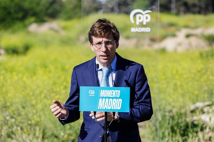El alcalde de Madrid y candidato a la reelección, José Luis Martínez-Almeida, interviene durante su visita a los terrenos de la antigua cárcel de Carabanchel, a 12 de abril de 2023, en Madrid, (España).  Los terrenos de la antigua cárcel de Carabanchel 