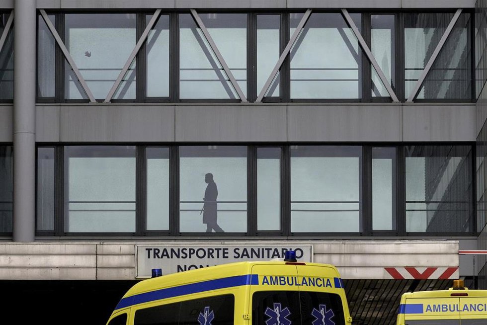 Archivo - Un paciente pasea por un pasillo acristalado del Complexo Hospitalario Universitario A Coruña.