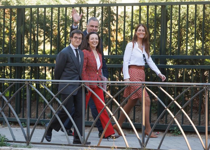 (I-D) El secretario general del GP VOX, José María Figaredo; la vicesecretaria jurídica nacional, Marta Castro; el vicepresidente de VOX, Javier Ortega, y la vicesecretaria jurídica nacional, Marta Castro y la diputada de VOX y portavoz de Igualdad, Car