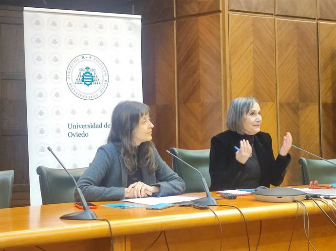 La directora de área de Proyección Cultural, Miriam Perandones, y la vicerrectora de Extensión Universitaria y Proyección Cultural, Pilar García Cuetos.