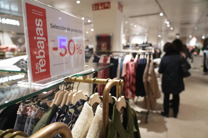 Archivo - Una mujer revisa ropa en el centro comercial El Corte Inglés Gran Vía, 