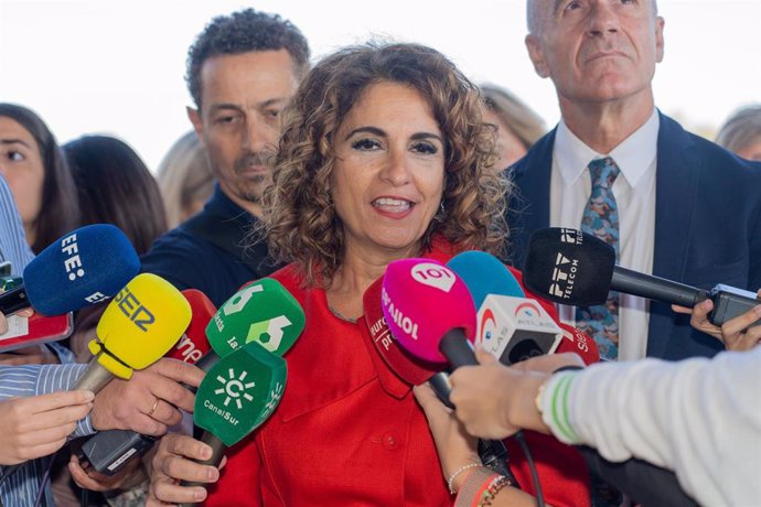 La ministra de Hacienda y Función Pública, María Jesús Montero, en una atención a medios este miércoles 12 de abril de 2023 en Sevilla.