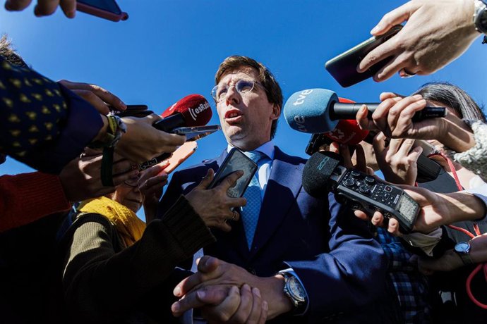 El alcalde de Madrid y candidato a la reelección, José Luis Martínez-Almeida, ofrece declaraciones a los medios durante su visita a los terrenos de la antigua cárcel de Carabanchel, a 12 de abril de 2023, en Madrid, (España). Los terrenos de la antigua 