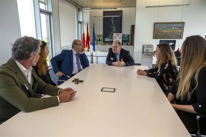El consejero de Turismo, Javier López Marcano, recibe en su despacho a la nueva junta de la OPCE presidida por Santiago Rodríguez