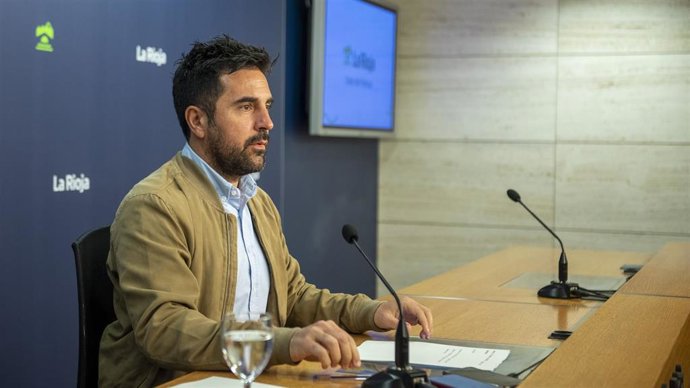 El portavoz del Gobierno riojano, Álex Dorado, en comparecencia de prensa