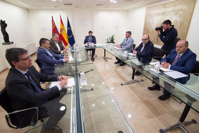 El presidente de la Comunidad, Fernando López Miras (c), se reúne con el presidente del Sindicato Central de Regantes del Acueducto Tajo-Segura (Scrats), Lucas Jiménez, y con el catedrático de Historia e Instituciones Económicas del Departamento de Anál