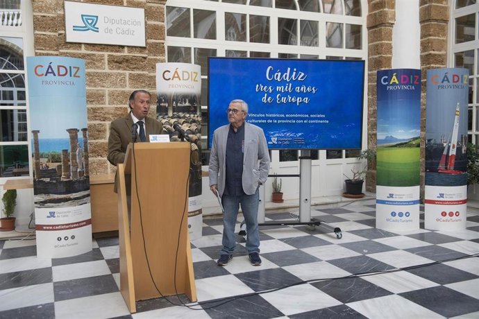 José María Román presentando la publicación 'Cádiz, tres mil años de Europa'.