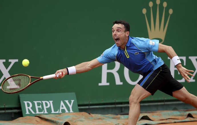 Roberto Bautista intenta devolver una pelota en el Masters 1000 de Montecarlo 2023