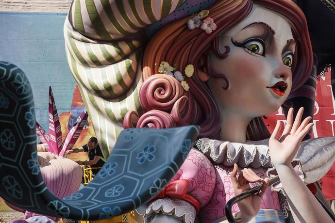 Un artista fallero ultima los detalles de la Falla El Pilar